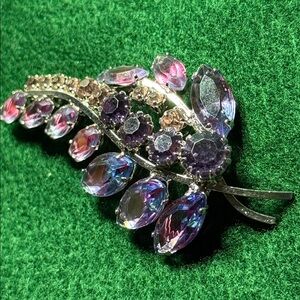 VTG Purple/Lavender moongpow givre glass brooch